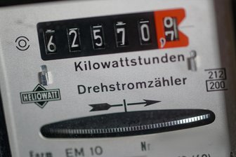 Strom- und Gaspreise im Landkreis Zwickau: Wo sie im neuen Jahr gesunken sind und wo nicht - Ein Stromzähler zeigt den Stromverbrauch. Die Preise sind zu Jahresbeginn gesunken.