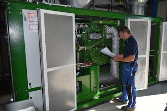 Strom und Wärme aus Klärgas: Wasserwerke rüsten Anlage nach - Am Standort der Zentralkläranlage in Schwarzenberg wurde ein Blockheizkraftwerk in Betrieb genommen. Hier Mitarbeiter Jan Wendler aus dem Abwasser-Meisterbereich 1 beim Einstellen der neuen Anlagentechnik.