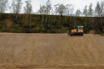 Strom und Wärme von der Halde - Auf diesem Haldengelände am Hammerberg hinter dem ehemaligen Porzellanwerk Freiberg soll ein 2,5 Hektar großer Solarpark entstehen. Bei diesem und einem weiteren Halden-Projekt in Freiberg arbeiten die Stadtwerke und der Standortentwickler Saxonia zusammen.