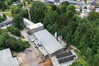 Strom vom Dach: Solarbauer hat alle Hände voll zu tun - Das Eisenwerk Elterlein aus der Vogelperspektive. Das Hallendach in der Mitte ist für die Aufnahme der Solarmodule vorbereitet, zu erkennen an den silbrig schimmernden Montageschienen. 