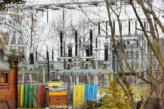 Stromausfall in Brand-Erbisdorf: Fast 2500 Haushalte und Unternehmen betroffen - Das Umspannwerk am Ortseingang Brand-Erbisdorf: Laut Augenzeugen war das Gebäude am Donnerstag kurz vor Mitternacht im Blaulicht von Polizei und Feuerwehr zu sehen. Betroffen war aber die nahe gelegene Trafostation im Goldbachtal. 