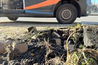 Unter dieser Stelle in der Annaberger Straße befindet sich das Stromkabel, welches am Sonntag Probleme bereitete.