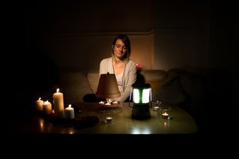 Stromausfall: Teile Klingenthals bis zu 14 Stunden ohne "Saft" - Ein großer Stromausfall hat von Donnerstagmittag bis in die Nacht zum Freitag Teile Klingenthals lahm gelegt.Betroffen waren von der Störung mehr als 900 Kunden, hieß es vom Versorger Mitnetz Strom. Einigen Klingenthalern dürfte es damit so gegangen sein, wie der Frau auf diesem Bild. 