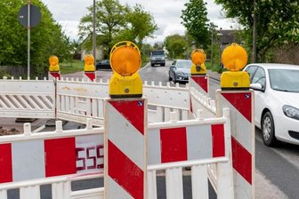 Stromkabel verschwindet unter Straße - Behinderungen im Straßenverkehr auf der Rochlitzer Straße in Erlau.