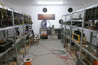 Stromklau für Kryptowährungen: Drei Festnahmen bei Durchsuchungen - Stromklau für schnelles Kryptogeld: Diese Anlage von 49 Mining-Rechnern bezog Energie zwei Jahre lang am Zähler vorbei.