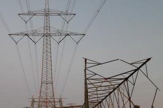 Strommasten an der B 173 werden ausgetauscht - Wegen neuer Vorschriften werden die Masten getauscht. 