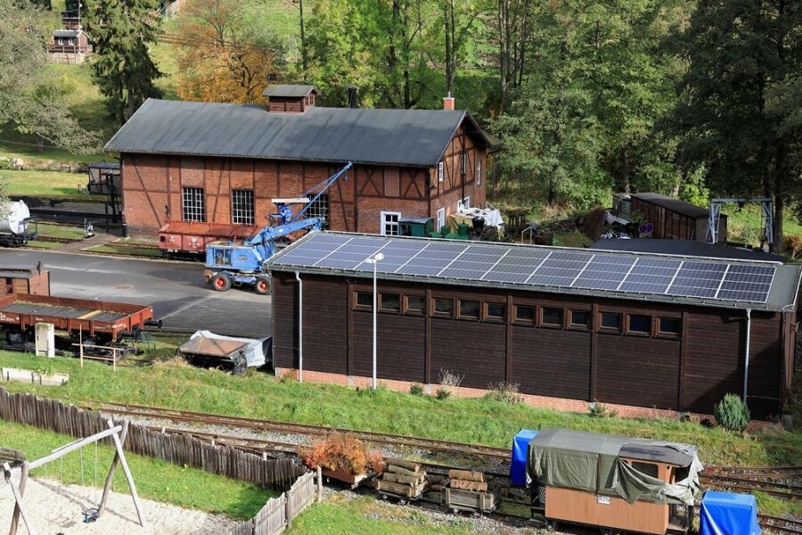 Strompreis steigt und steigt: Museumsverein in Rittersgrün setzt auf Sonne - Die vom Museumsgelände aus "unsichtbaren" Solarmodule sind auf der Sonnenseite des Dachs von Werkstatt und Depothalle montiert. 