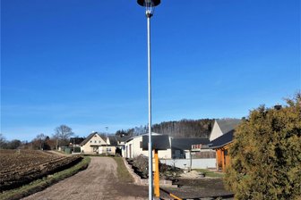 Strompreise: Bleibt es in Oederan nachts dunkel? - Die Alte Dorfstraße im Oederaner Ortsteil Frankenstein verfügt über eine moderne LED-Straßenbeleuchtung.