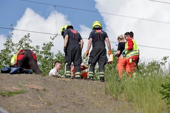 Stromschlag an Chemnitzer Eisenbahn-Viadukt: Mann lebensgefährlich verletzt – Hubschraubereinsatz und Zugausfälle - Rettungskräfte am Bahndamm unweit des Chemnitzer Südbahnhofs.