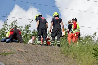 Stromschlag an Chemnitzer Eisenbahn-Viadukt: Mann lebensgefährlich verletzt – Hubschraubereinsatz und Zugausfälle - Rettungskräfte am Bahndamm unweit des Chemnitzer Südbahnhofs.