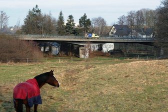 Stromtrasse: Mitnetz geht nun auf betroffene Grundstückseigentümer zu - Bei diesem Bild soll es bleiben. Im Bereich der Brücke auf der Ortsumgehung in Oberneumark kommt das Hochspannungskabel aufgrund der unmittelbaren Nähe zur Wohnbebauung unter die Erde.