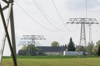 Stromtrassenstreit: Still ruht der See - Vom Elsdorfer Umspannwerk aus soll eine Stromtrasse gebaut werden. Tauschaer Bürger haben gegen die Landesdirektion geklagt, die eine Freileitungsvariante genehmigt hat. Sie fordern ein Erdkabel.