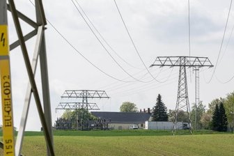 Stromtrassenstreit: Verein pocht weiter auf Erdkabel - Vom Elsdorfer Umspannwerk aus soll eine Stromtrasse gebaut werden. Tauschaer Bürger haben gegen die Landesdirektion geklagt, die eine Freileitungsvariante genehmigt hat. Sie fordern ein Erdkabel.