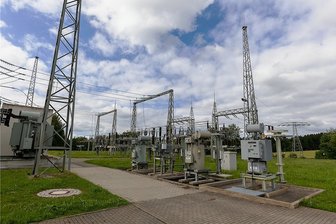 Stromversorger legt neuen Plan für Netzausbau zwischen Falkenstein und Gunzen vor - Das Umspannwerk in Falkenstein: Zwischen hier und dem Umspannwerk Droßdorf soll nun die neue Trassenführung verlaufen. Wie genau, will Mitnetz diesmal breit abstützen.