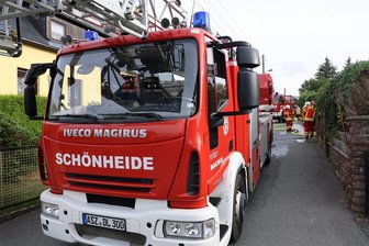 Stromverteilerkasten löst Kellerbrand im Erzgebirge aus - Die Feuerwehren waren mit 36 Einsatzkräften und sieben Fahrzeugen vor Ort.