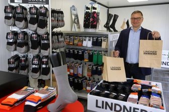 Strumpfproduzent verkauft jetzt im Schiffscontainer - Der Verkauf in der "Sockenbox" ist am Mittwoch gestartet. Thomas Lindner führt die Geschäfte des Strumpfwerkes Lindner in vierter Generation. 1912 zog die Firma an die Goldbachstraße. Mit Blick in die Zukunft widmet sich das Unternehmen aktuell verschiedenen Innovation.