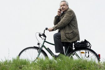 „Stubbe - Von Fall zu Fall“: Familiendrama und Krimispannung im großen Finale - Stubbe (Wolfgang Stumph) kam gerne mit dem Fahrrad zum Tatort.