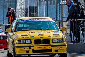 Student bringt sein Fachwissen mit auf Europas Rennpisten - Für den Start im BMW 318ti-Cup musste sich Max Günther umgewöhnen. Bisher fuhr er Autos mit Frontantrieb auf der Rennpiste. Der BMW-Hecktriebler hat laut Günther ein völlig anderes Fahrverhalten. 