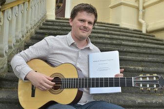Student ergründet die Geheimnisse des Markneukirchner Gitarren-Gurus - Pele Scheiring nahm eine Einordnung und Analyse der Korpus-Fragmente des Weißgerber-Nachlasses aus dem Fundus des Musikinstrumentenmuseums Markneukirchen vor und erstellte dazu einen Katalog.