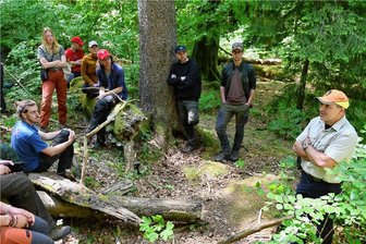 Studenten auf Exkursion im Eibenstocker Revier - Andreas Pommer erklärt im Naturschutzgebiet Riedert bei Eibenstock, wie sich ein Wald allein regeneriert.