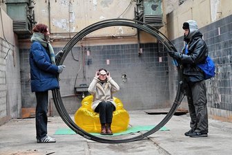 Studenten aus Manchester bringen Ideen für Chemnitz - Die Studenten aus Manchester führten im Garagencampus eine Performance mit gefundenen Objekten auf. Foto: Andreas Seidel