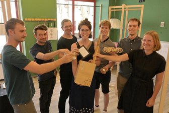 Studenten eröffnen Pop-up-Store am Markt in Schneeberg - Im „Neuschnee“ in Schneeberg: (v. l.) Noah Hailer, Leopold Rubahn, Carsten Linke, Lotte Pönnighaus, Elias Buschmann, Benjamin Amann und Pia Hackner.