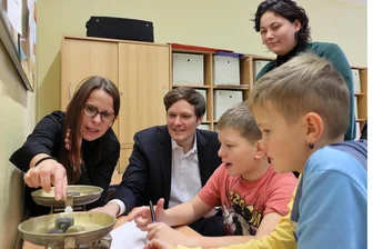 Studenten helfen Unterrichtsausfall im Erzgebirge zu verringern – Projekt mit Hoffnung auf „Klebeeffekt“ gestartet - Dr. Anke Langner, Kultusminister Conrad Clemens und Lehramtsstudentin Kimberley Dietz (stehend) mit den Jungs der Klasse 5: In Breitenbrunn wird Neues auf die Waagschale geworfen.