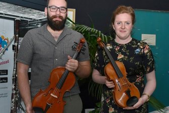 Studenten meistern Drama-Jahr - Philipp Koch aus dem Vogtland und Hannah Weidauer aus dem Erzgebirge widmeten sich in ihren Abschlussarbeiten dem vogtländischen Streichinstrumentenbau - und bauten eine Viola beziehungsweise Violine.
