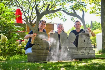 Studenten organisieren erstes Musikfestival im Sonnenlandpark Lichtenau – Stars von Culcha Candela mit dabei - Pascal Sobeck, Aileen Hungler und Blixa Schirmer (von links) bereiten das Sika-Festival vor, das am Freitag erstmals im Sonnenlandpark Lichtenau stattfindet.