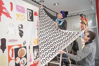 Studenten staffieren leere Schaufenster aus -