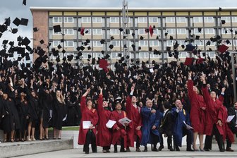 Studenten stürmen Theaterplatz - Eigentlich ist das Werfen der Barette nach bestandenem Abschluss eher eine Tradition amerikanischer Universitäten. In Chemnitz vollzieht sich das Ritual seit drei Jahren auf dem Theaterplatz. Die Farbe der Talare steht dabei für Studenten (schwarz), Doktoren (rot) und Habilitationen (blau).