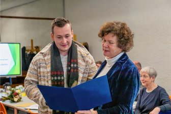 Studentenwerk Freiberg: Oswald erhält "Bundesverdienstkreuz der Studierendenwerksarbeit" - DSW-Präsidentin Schücking übergibt die Verdienstmedaille des Dachverbandes an Gordon Guido Oswald. 