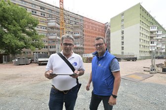 Studentenwerk verspricht Hingucker fürs Stadtbild: Fassade an Zwickauer Wohnheim wird begrünt - Bauleiter Mario Behlau und Geschäftsführer Torsten Leistner von der Planungsfirma S & P.