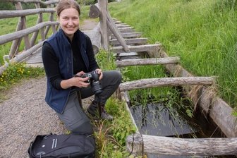 Studentin hilft bei Projektarbeit in Naturpark - Umweltpraktikantin Carla Prüfer fotografiert unter anderem auch im Schwarzwassertal. 