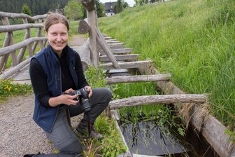 Studentin hilft bei Projektarbeit - Umweltpraktikantin Carla Prüfer fotografiert unter anderem auch im Schwarzwassertal.