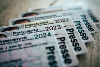 Studie: 98 Angriffe auf Journalisten in Deutschland in einem Jahr - Ein Presseausweis gibt Medienschaffenden besondere Privilegien. Gleichzeitig sind Journalisten vermehrt Angriffen ausgesetzt und werden bei ihrer Arbeit gestört. Foto: IMAGO/onemorepicture