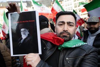 Studie: Fast jeder zweite junge Muslim in Deutschland befürwortet islamischen Gottesstaat - Hunderte In Deutschland lebende Anhänger des islamistischen Terror-Regimes der Mullahs im Iran haben kürzlich in Frankfurt demonstriert. Immer wieder kam es dabei auch zu Rangeleien mit Gegendemonstranten und der Polizei.