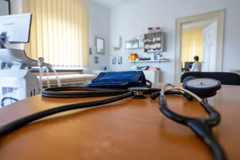 Studie: Flüchtlinge stoßen auf Hürden bei Arztbesuchen - Erst zum Hausarzt, dann zum Facharzt? Auch für Deutsche ist es manchmal nicht einfach, schnell die notwendige Behandlung zu erhalten. (Symbolbild)
