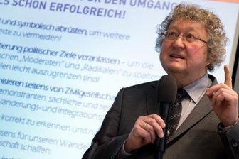Studie: Pegida rückt weiter nach rechts und steht vor dem Aus - Bereits im Februar hatte der Dresdner Politikwissenschaftler Werner Patzelt eine Studie zu Pegida vorgestellt - damals ging es um die Frage, was und wie die Demonstranten denken.