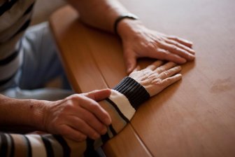 Studie: Pflegehaushalte einsamer durch Corona - Die Monate der Pandemie haben viele Pflegebedürftige und ihre Angehörigen noch stärker zusammengeschweißt.