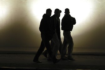 Studie schlägt Alarm: Warum Sachsens Kommunen um ihre Jugend kämpfen müssen - Silhouetten von Jugendlichen