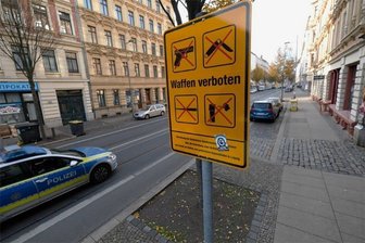 Studie: Waffenverbotszone in Leipzig hat Sicherheit kaum verbessert - Ein Schild in der Leipziger Eisenbahnstraße zeigt, welche Gegenstände hier nicht mitgeführt werden dürfen.