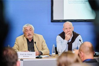Studie: Zahlreiche Ostdeutsche fühlen sich politisch machtlos - Elmar Brähler (l) und Elmar Oliver Decker erläutern die Ergebnisse der Untersuchung zu politischen Einstellungen Ostdeutscher Wissenschaftlerinnen und Wissenschaftler im Haus der Bundespressekonferenz.