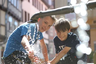 Studie zeigt: 29.000 Kinder pro Sommertag mit Hitzeschäden behandelt - Abkühlung tut an heißen Tagen gut und macht vor allem Spaß.