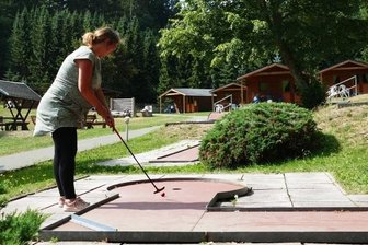 Studie zeigt Perspektiven für Erlebnisland auf - Zum Gelenauer Erlebnisland am Kegelsberg gehören unter anderem die Blockhütten und eine Minigolfanlage. 