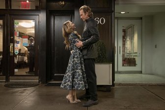 Studie zur Geschlechterkultur: Er braucht sie mehr als sie ihn - Carrie (Sarah Jessica Parker) trifft Aidan Shaw (John Corbett) in einer Szene der zweiten Staffel von „And Just Like That“.