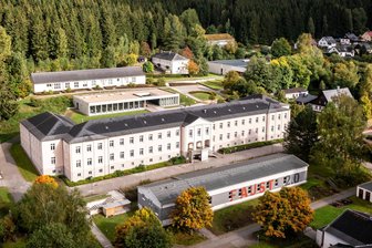 Studienakademie Breitenbrunn wird zu Jahresbeginn 2025 Teil der Dualen Hochschule Sachsen - Blick aus der Vogelperspektive auf den Campus der Staatlichen Studienakademie in Breitenbrunn, die ab 1. Januar 2025 Bestandteil der Dualen Hochschule Sachsen ist.