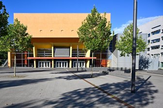 Studieren an der TU Chemnitz: Online-Beratung an drei Terminen - Blick auf das Hörsaalgebäude der TU an der Reichenhainer Straße.