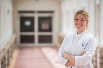 Studieren fern der Heimat: Erzgebirgerin berichtet über Risiken und Nebenwirkungen ihres Medizinstudiums - Derzeit absolviert Theresa Fritzsch im Helios-Klinikum in Aue ihre Facharztausbildung.