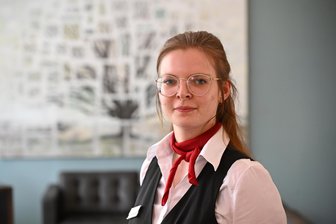 „Studieren hat nicht geklappt“: Wie diese Chemnitzerin ihre Leidenschaft im Hotel fand - Delia Längrich ist Auszubildende für Hotelfach im Hotel an der Oper in Chemnitz und ist eine der Besten aus Sachsen.